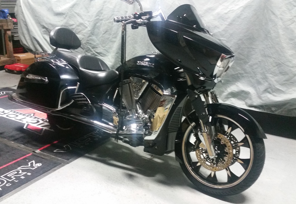 Magnum Cast wheel and Gloss black fender - Victory Motorcycle Parts
